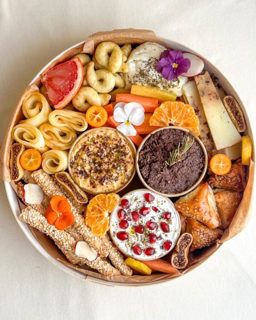 plateau pour apéro à base de fromages, fruits & légumes de saison, labneh, tapenade