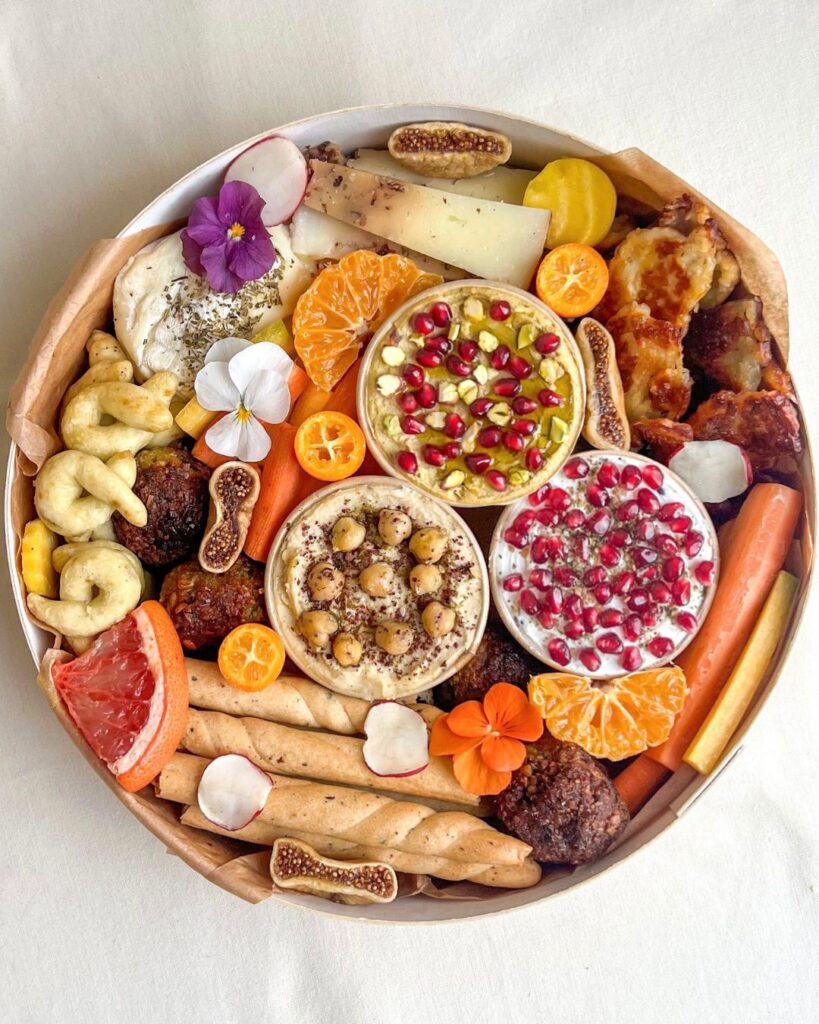 plateau fait maison pour un apéro à base de falafels, houmous, labneh, fruits & légumes de saison et fromages
