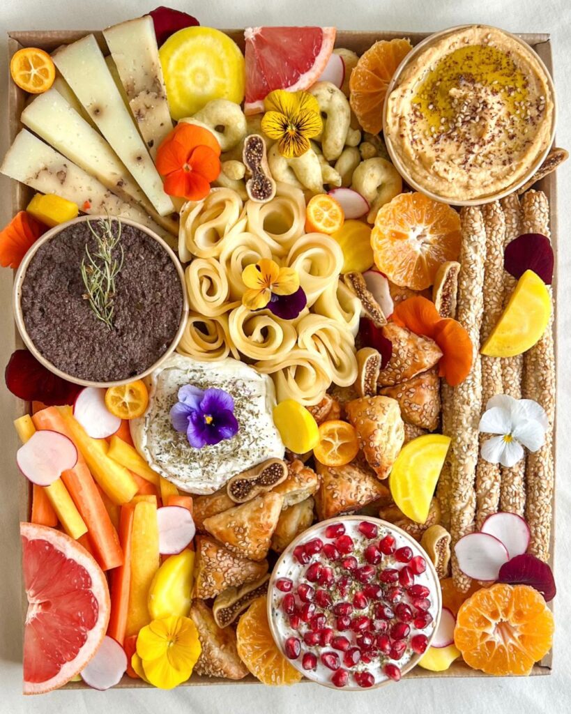 plateau fait maison pour apéro à base de fromages, fruits & légumes de saison, labneh, tapenade, houmous de lentilles corails, borekas, taralli