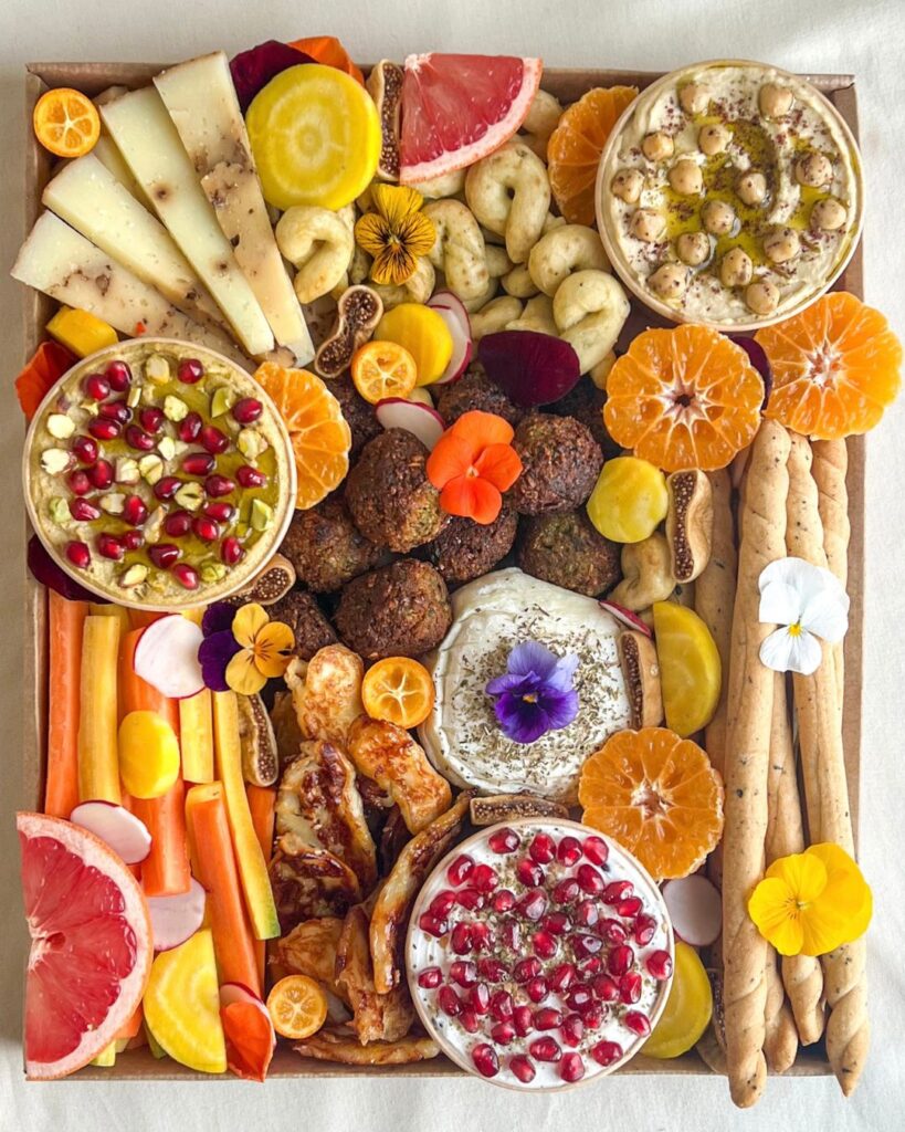 plateau fait maison pour un apéro à base de falafels, houmous, labneh, fruits & légumes de saison et fromages