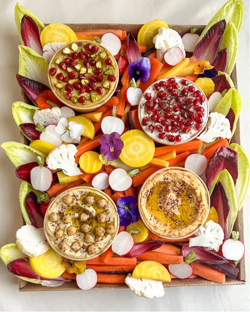plateau fait maison pour un apéro avec crème de feta à la pistahce, labneh, houlous de lentilles corails, houmous et légumes de saison
