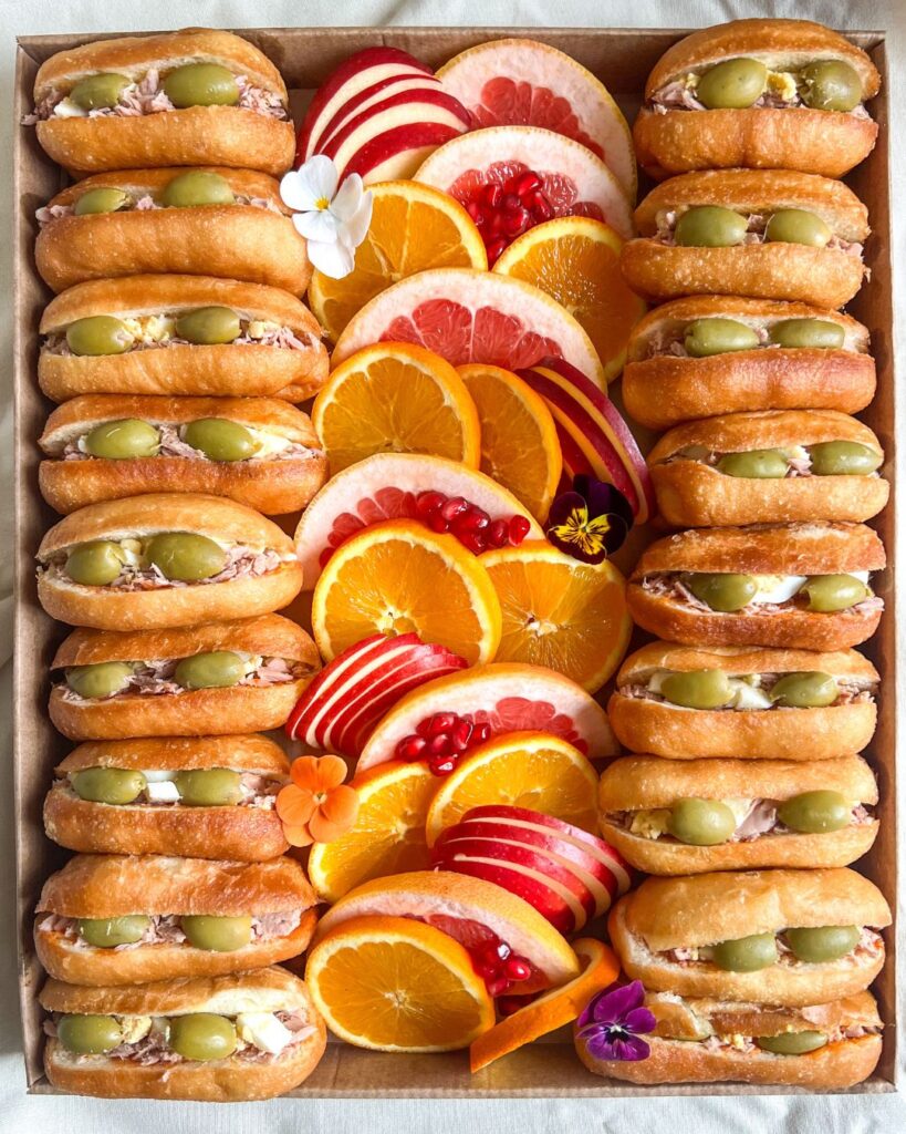 Fricassés tunisiens maison : pain frit maison, thon, oeuf dur, olive & harissa Assortiment de fruits frais BIO de saison Fleurs fraîches comestibles